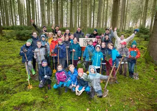 Die Abbildung zeigt das Gruppenbild aller Kinder, welche an dem Plant for the Planet Tag Bäume gepflanzt haben.