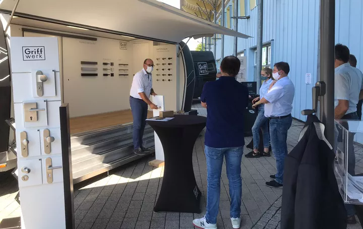The photo shows the Griffwerk Roadshow Trailer for presentation at a Griffwerk retailer, with many interested spectators.