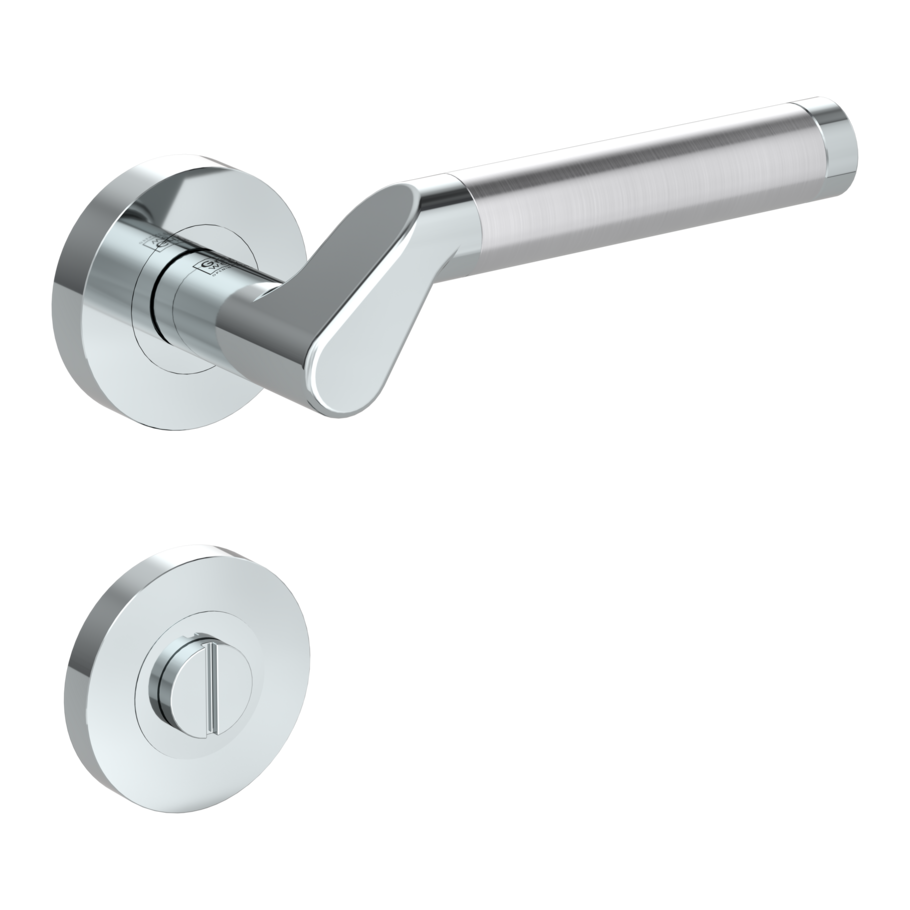 Freigestelltes Produktbild im nach rechts gedrehten Blickwinkel fotografiert zeigt die GRIFFWERK Rosettengarnitur CORINNA in der Ausführung WC-Schließer - Chrom-Edelstahl - Schraubtechnik Außenansicht 