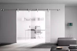 Incluso en los pisos más pequeños, las habitaciones laterales que antes no se utilizaban pueden transformarse en atractivas salas de trabajo llenas de luz con la ayuda de puertas de cristal.