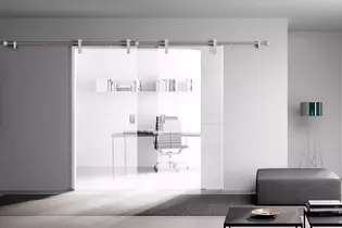 Le home office à domicile est de plus en plus populaire Même dans les petits appartements, les portes en verre permettent de transformer des pièces annexes jusqu'ici inutilisées en bureaux attrayants et baignés de lumière.
