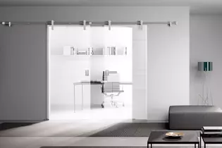 Même dans les petits appartements, les portes en verre permettent de transformer des pièces annexes jusqu'ici inutilisées en bureaux attrayants et baignés de lumière.