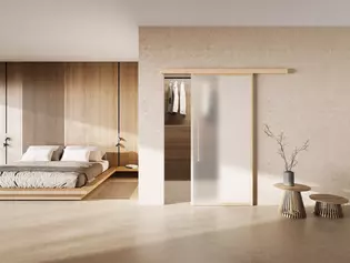 Schiebetürsystem Planeo X Holz Die Abbildung zeigt ein Wohnbild mit der montierten Schiebtür Planeo X in Holz.