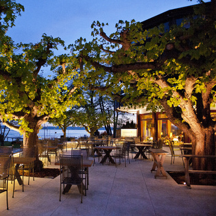  The picture shows the outdoor terrace of the restaurant at dusk.