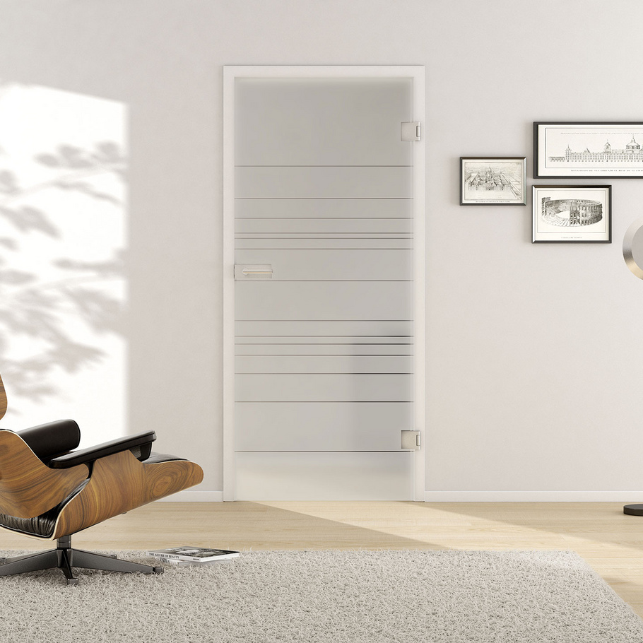 Wohnsituation mit zeigt die GRIFFWERK Glastür LINES DIFFERENT_570 in der Ausführung DIN rechts - Drehtür Bohrung Studio/Office - Einscheibensicherheitsglas PURE WHITE Siebdruck 