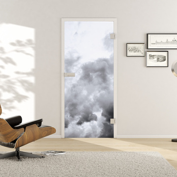 Wohnsituation mit zeigt die GRIFFWERK Glastür VSG HEAD IN THE CLOUDS_816 in der Ausführung DIN rechts - Drehtür Bohrung Studio/Office - Verbundsicherheitsglas PURE WHITE Digitaldruck (klar)