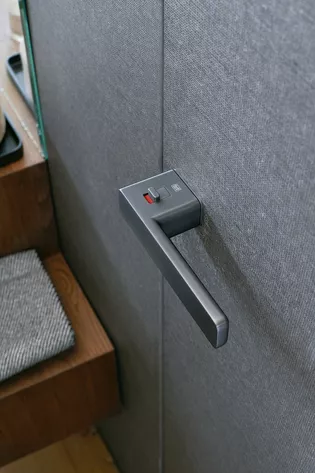 R8 ONE gris cachemira smart2lock La ilustración muestra las Manillas de puerta del R8 ONE smart2lock de Griffwerk en Gris cachemira. Manillas de puerta bloqueadas.