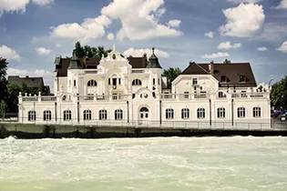 Die Abbildung zeigt die eindrucksvolle Fassade der Villa Ussar zum Issarufer hin. Die Villa entstand 1902 und deren Lage brachte dem Anwesen den Titel "Wasserschlösschen" einbrachte.