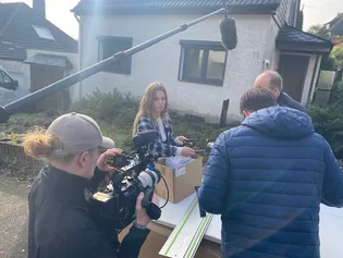 Videodreh Gewinnspielaktion mit die.tischlerin Die Abbildung zeigt eine Frau, die neue Türgriffe in die Kamera hält.