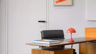 Bureau avec poignée de porte R8 ONE Un bureau stylé avec l'élégante poignée de porte R8 ONE - un design moderne et une élégance fonctionnelle pour des environnements de travail productifs.