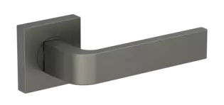 Freigestelltes Produktbild im nach rechts gedrehten Blickwinkel fotografiert zeigt die GRIFFWERK Rosettengarnitur eckig GRAPH in der Ausführung Buntbart - Kaschmirgrau - Schraubtechnik