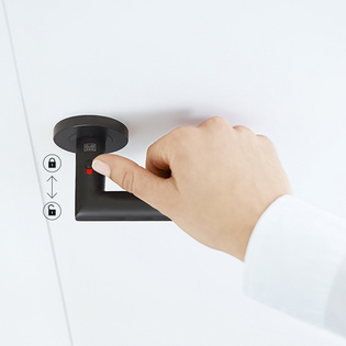 The picture shows the Griffwerk door handle Lucia smart2lock in graphite black with a child's hand on the handle. The hand closes the door handle on the latch.