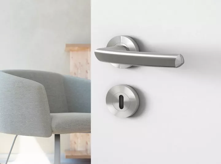 Door handle Crystal by Jette Joop installed on a wooden door.