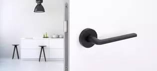 The picture shows the Griffwerk door handle REMOTE in graphite black in a living situation.