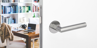 Picture Griffwerk door handle PIATTA S with smart2lock The illustration shows the Griffwerk handle PIATTA S with smart2lock in a living room.
