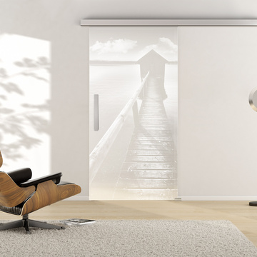 Ambientebild in Wohnraumsituation illustriert die Griffwerk Glasschiebetür PHOTO 678 in der Ausführung ESG PURE WHITE matt