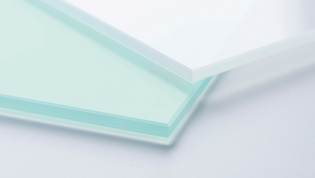 Der Vergleich von einfachem Floatglas und Pure White by Griffwerk verdeutlicht die Unterschiede.