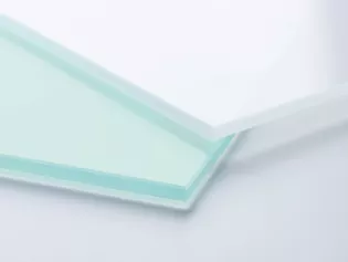 La comparación entre el vidrio flotado simple y el BLANCO PURO de Griffwerk ilustra las diferencias.