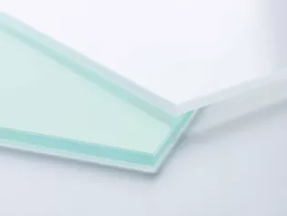Grünglas vs. Pure White Der Vergleich von einfachem Floatglas und Pure White by Griffwerk verdeutlicht die Unterschiede.