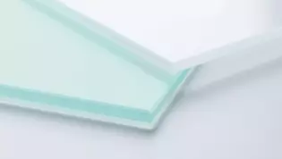 Vidrio verde frente a blanco puro La comparación entre el vidrio flotado simple y el BLANCO PURO de Griffwerk ilustra las diferencias.