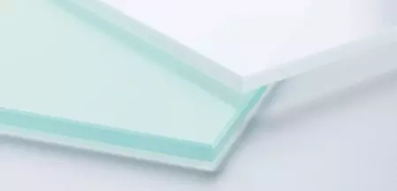 La comparaison entre le verre float simple et Pure White by Griffwerk illustre bien les différences.