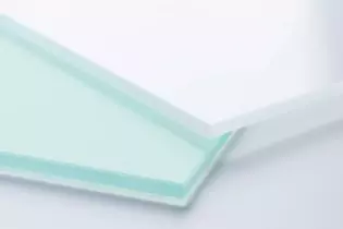 Grünglas vs. Pure White Der Vergleich von einfachem Floatglas und Pure White by Griffwerk verdeutlicht die Unterschiede.