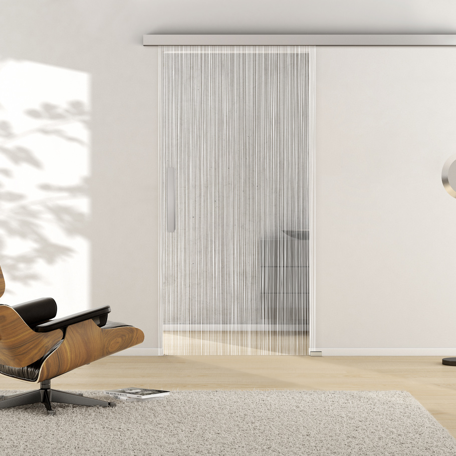 Ambientebild in Wohnraumsituation illustriert die Griffwerk Glasschiebetür LINES 606 in der Ausführung ESG PURE WHITE klar