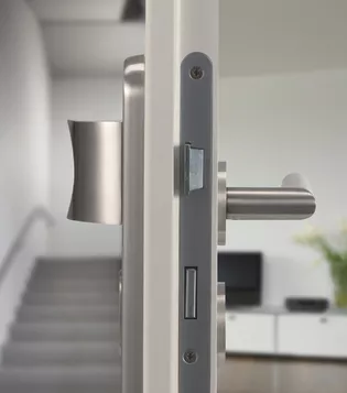 Illustration shows combination security fitting from Griffwerk on a flat entrance door