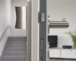 Kombinierter Schutzbeschlag Abbildung zeigt Kombischutzbeschlag von Griffwerk auf einer Wohnungseingangstüre