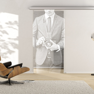 Ambientebild in Wohnraumsituation illustriert die Griffwerk Glasschiebetür PHOTO 675 in der Ausführung ESG PURE WHITE klar