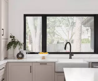 Küche mit Fenster Das Bild zeigt eine Küche mit Fenster