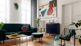 The illustration shows a living room in Mid-Century Modern style with Marisa style door and door handle in brass look.