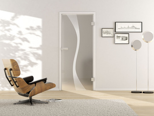 Wohnraum mit Glastür Deco_LD_583, ESG white Laser/Siebdruck, Studio/Office Wohnsituation mit zeigt die GRIFFWERK Glastür Deco_LD_583 in der Ausführung DIN rechts - Drehtür Bohrung Studio/Office - Einscheibensicherheitsglas PURE WHITE Laser / Siebdruck