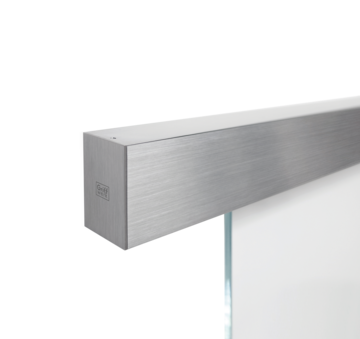 Freigestelltes Produktbild im idealen Blickwinkel fotografiert zeigt das Griffwerk Schiebetürsystem PLANEO 120 COMF für Glastür, 1-flügelig; Edelstahl-Optik matt