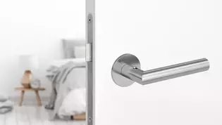 Lucia Piatta smart2lock mis en scène dans une ambiance avec chambre à coucher