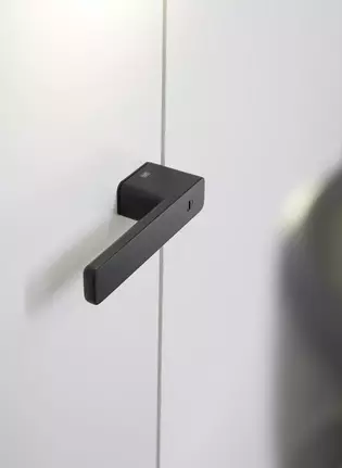 Türgriff R8 One smart2lock Die Abbildung zeigt den Griffwerk Türgriff R8 One smart2lock in graphitschwarz von der Außenseite.