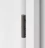 Bisagra para puertas de madera de 2 piezas en Superficie Gris cachemira, mostrada en un marco de puerta de madera Blanco.