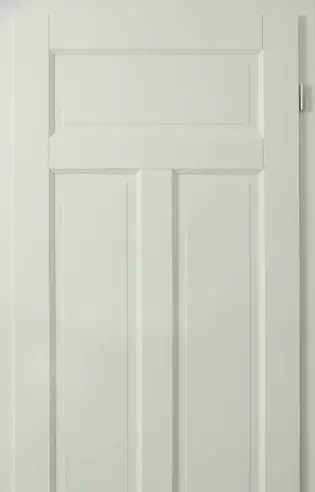 L'illustration montre une porte de style blanc.