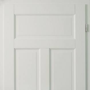 Die Abbildung zeigt eine weiße Stiltüre.