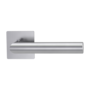 Die Abbildung zeigt die Griffwerk Türgriffgarnitur LUCIA PIATTA S QUATTRO in der Ausführung mit Rosetten eckig smart2lock 2.0 Flachrosette Edelstahl matt