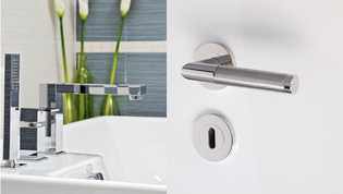 Wohnraumsituation zeigt ein Bad mit glänzender Einrichtung und der GRIFFWERK Türgriffgarnitur Loredana Professional	