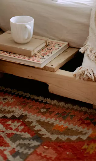 Details Ethno Style Bett Die Abbildung zeigt ein Bett im Schlafzimmer, das im Ethno Stil eingerichtet ist.