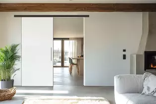 Wohnzimmer mit Planeo Air Silent Das Bild zeigt ein Wohnzimmer mit Planeo Air Silent Schiebetürsystem