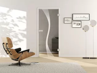 Wohnraum mit Glastür Deco_LD_583, ESG white Laser einseitig, Studio/Office Wohnsituation mit zeigt die GRIFFWERK Glastür Deco_LD_583 in der Ausführung DIN rechts - Drehtür Bohrung Studio/Office - Einscheibensicherheitsglas PURE WHITE Laser einseitig