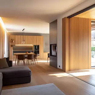 Wohnzimmer mit Holz Das Bild zeigt ein Wohnzimmer mit Holzakzenten