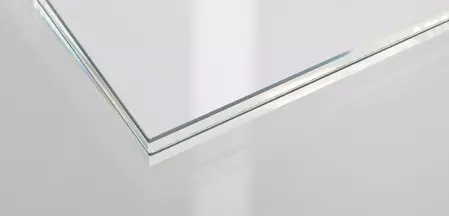 Die Abbildung zeigt ein Glasdetail des Dekors Clarity 510 aus Verbundsicherheitsglas VSG in Weißglas PURE WHITE.