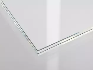 L'illustration montre un détail de verre du décor Clarity 510 en verre feuilleté de sécurité VSG en verre blanc PURE WHITE.