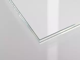 Die Abbildung zeigt ein Glasdetail des Dekors Clarity 510 aus Verbundsicherheitsglas VSG in Weißglas PURE WHITE.