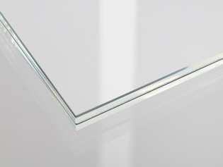 Abbildung Glasdetail VSG Clarity 510 Die Abbildung zeigt ein Glasdetail des Dekors Clarity 510 aus Verbundsicherheitsglas VSG in Weißglas PURE WHITE.