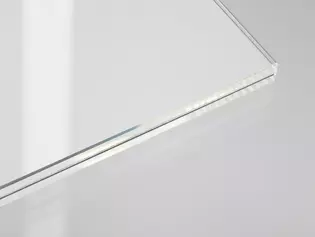 Die Abbildung zeigt ein Glasdetail des Dekors Clarity 510 aus Verbundsicherheitsglas VSG in Weißglas PURE WHITE.